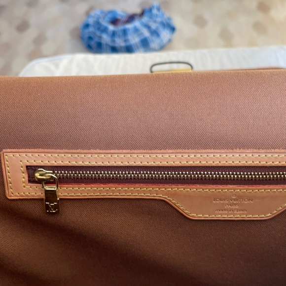 2004 Louis Vuitton Monogram Canvas Abbesses Messenger Bag in Great Condition. - Picture 9 of 13